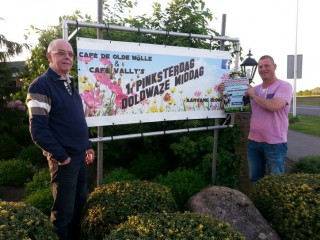 Uitbaters Valentijn ter Braack en Henk Bok bij het spandoek/foto Roy Nijman