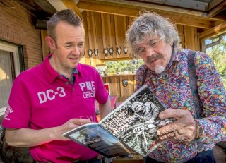 Schrijver Jan Colijn en Bennie Jolink met het boek ‘Oerend Mooie Achterhoek’, waarin de Normaalzanger de lezer meeneemt door zijn geliefde geboortestreek. ,,Het mooiste plekje van het universum!”, aldus Jolink.