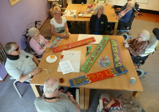 Bewoners Molenberg maken artwork, foto PR Openluchttheater Eibergen, Raph Schouten