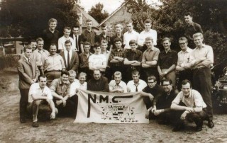 Groepsfoto leden Needse Motor Club uit 1965