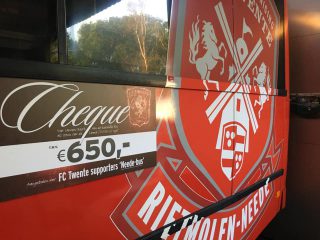 Cheque voor “Reetmöllebus” aangeboden door FC Twente supporters uit Neede - Nieuws uit Berkelland