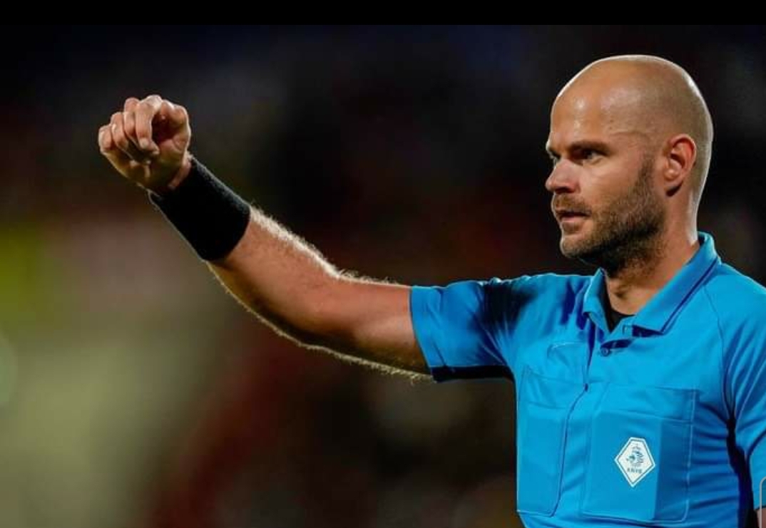 Rob Dieperink scheidsrechter bij Ajax Go Ahead Eagles
