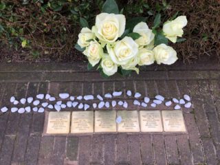 Nieuws uit Berkelland » Zes nieuwe struikelstenen gelegd in Geesteren - Eibergen, Neede, Borculo en 