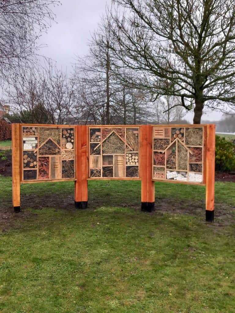 Leerlingen Zone.College Borculo bouwen insectenhotel bij hoofdkantoor ...