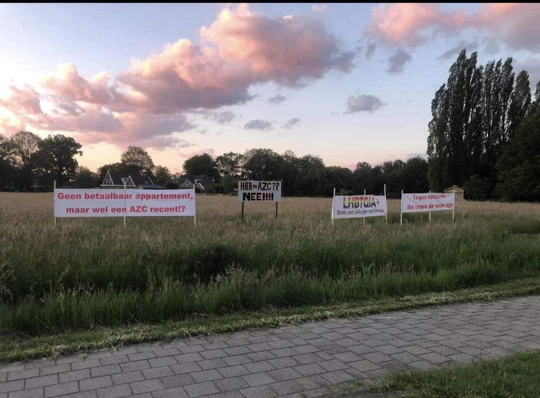 Gemeente haalt alle spandoeken weg op terrein toekomstig AZC in Eibergen