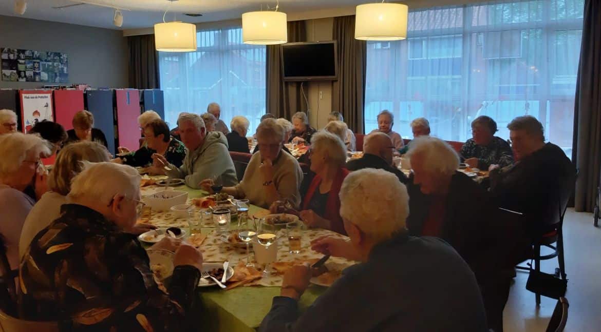 Applaus voor het stamppotbuffet bij de Zonnebloem Geesteren/Gelselaar