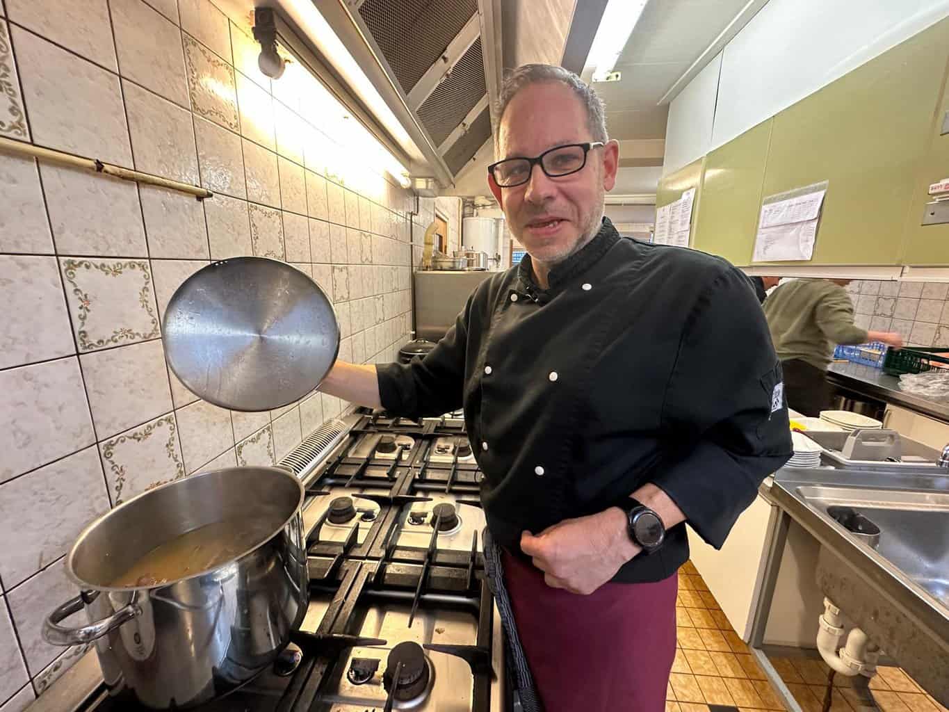 Zo maak je volgens Bert van HCR Prinsen in Haarlo de lekkerste snert