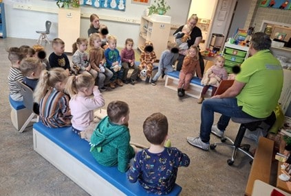 Gids van Burgers’ Zoo opent Nationale Voorleesdagen bij IKC de Berkel in Rekken