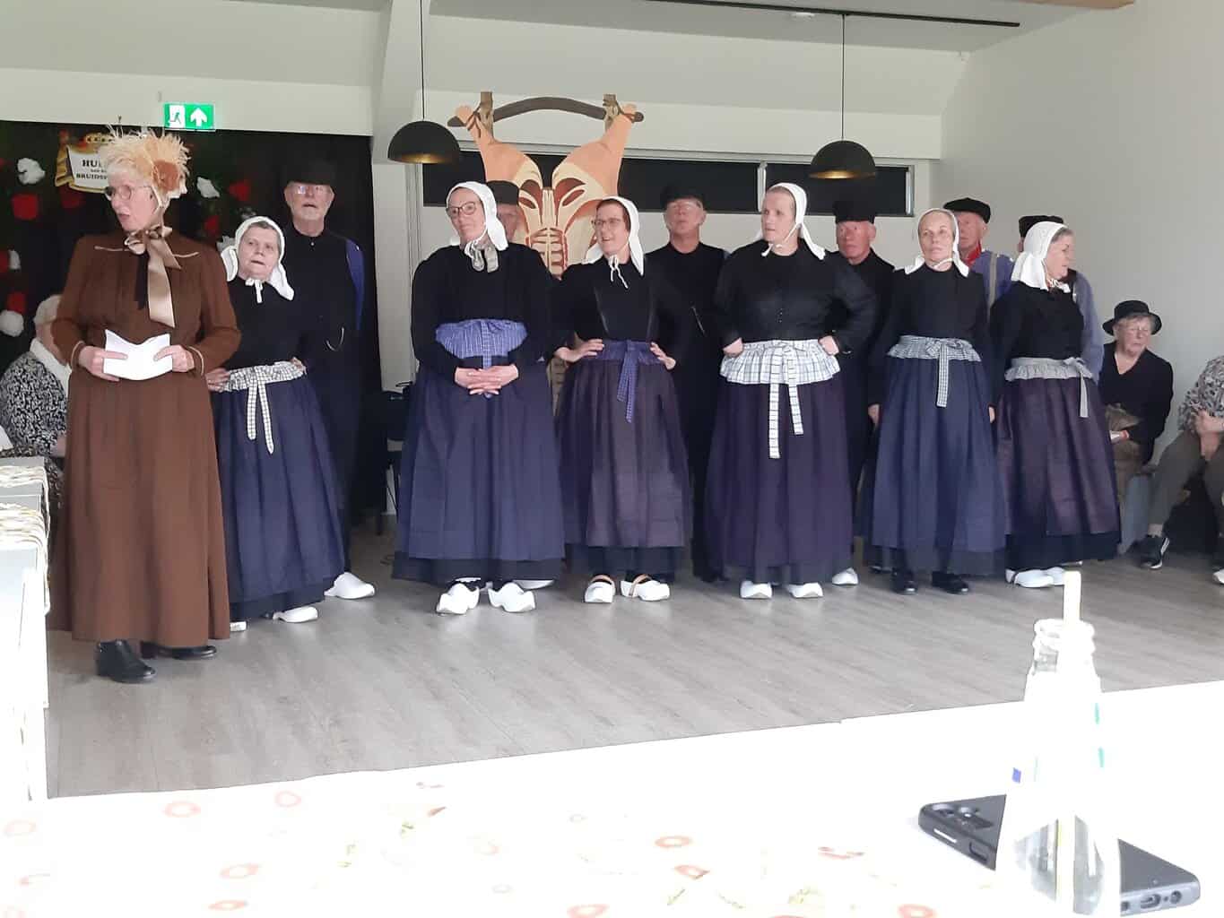 Volksdansgroep de Plaggenmeijers uit Rekken treedt op voor De Zonnebloem