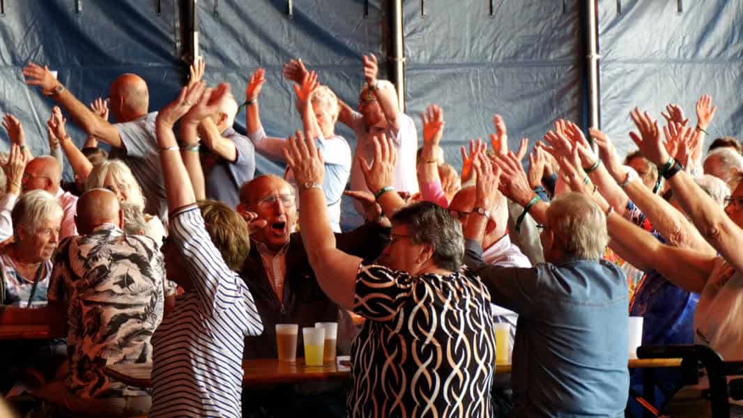Rollators in de polonaise: Reurpop nodigt honderden ouderen uit om feest te vieren -