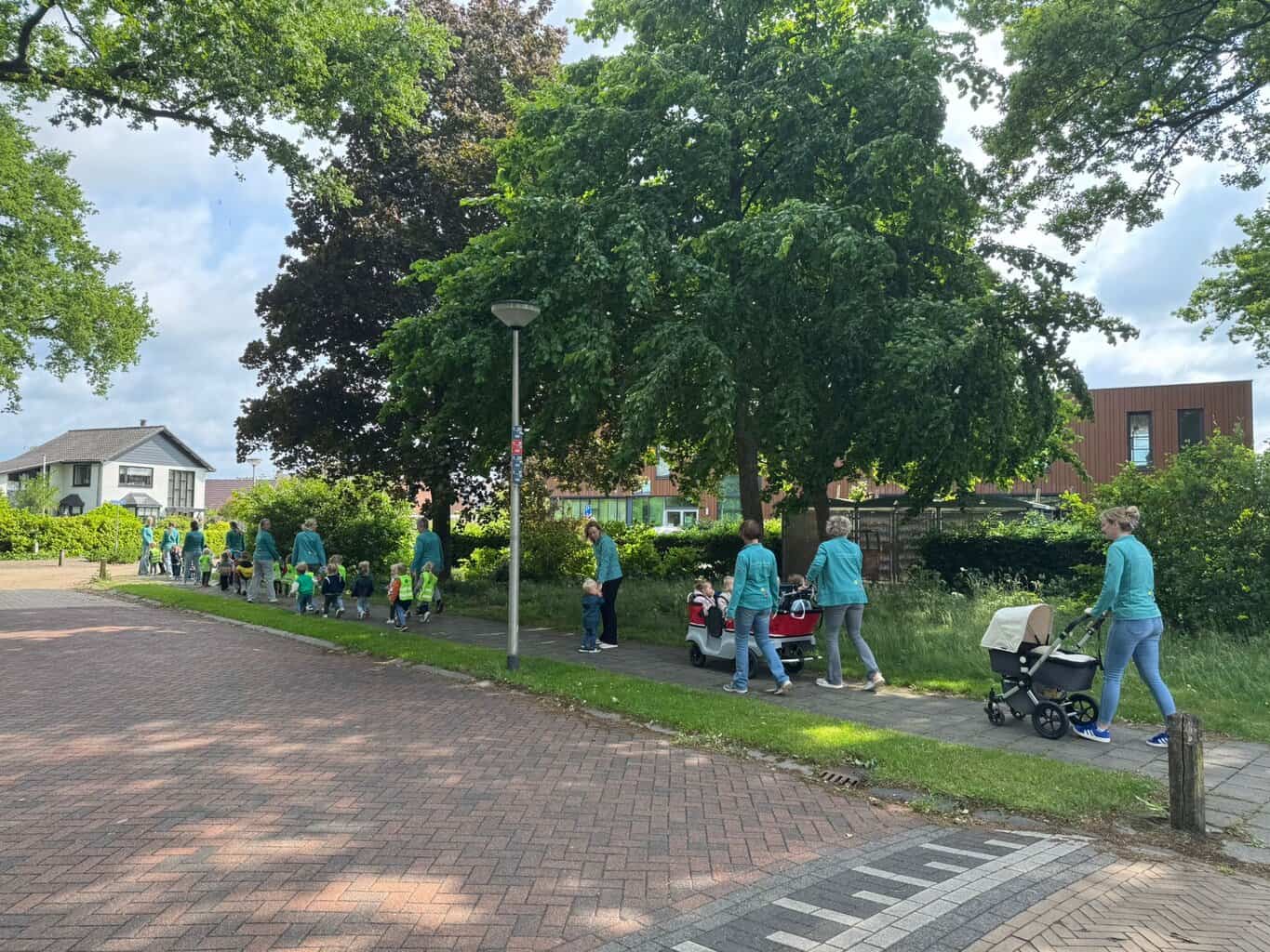 Peuters van Villa Bonbini in Neede lopen vol trots de Peuterwandel5daagse