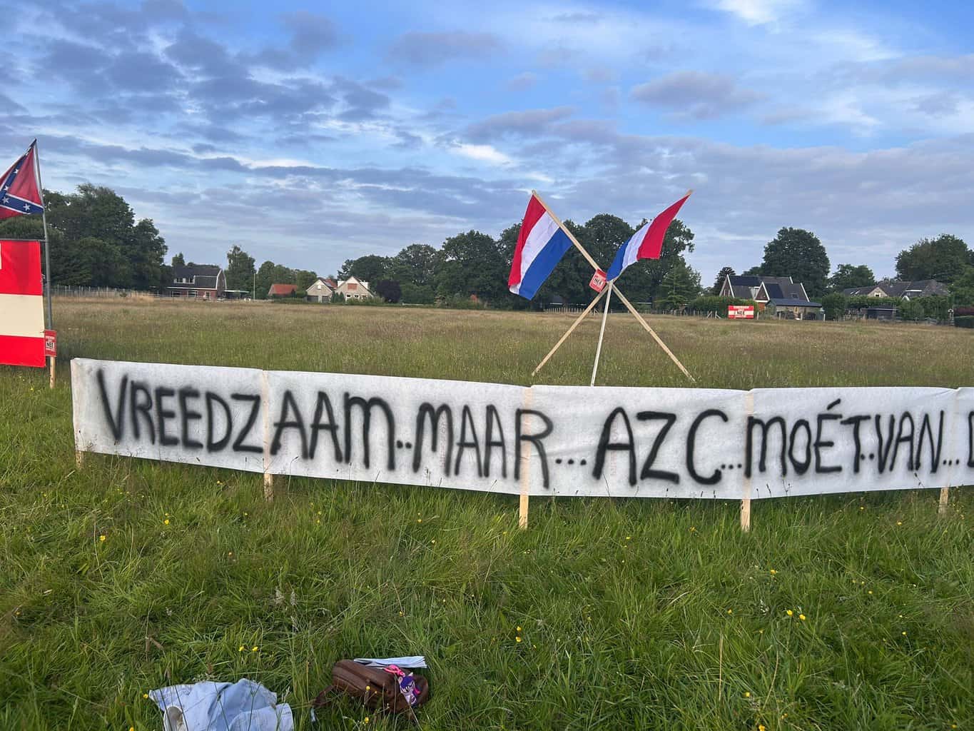 Korte protestactie tegen geplande opvang asielzoekers in Eibergen -