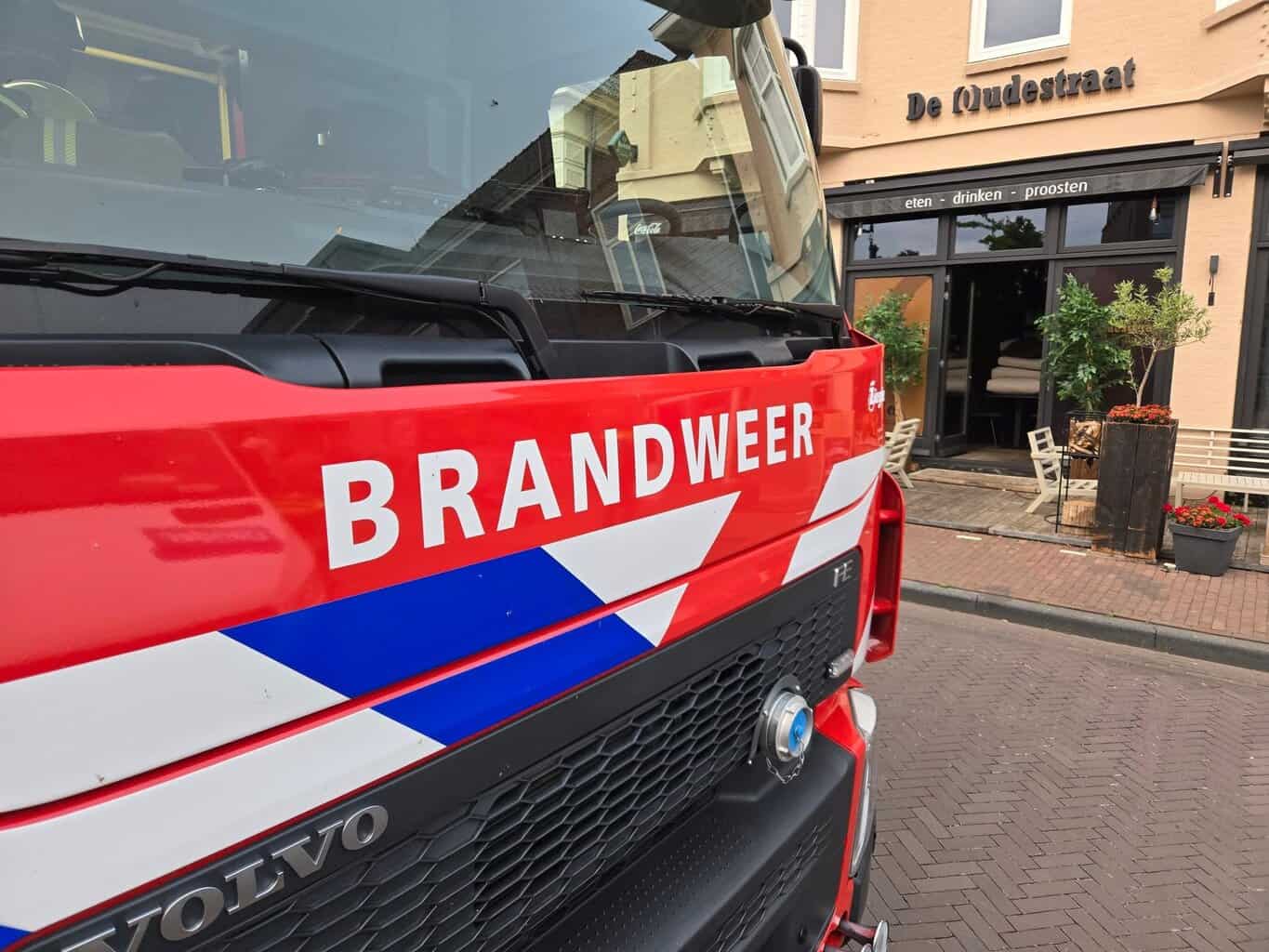 Gaslucht gemeld bij restaurant De Oudestraat in Neede, brandweer treedt op