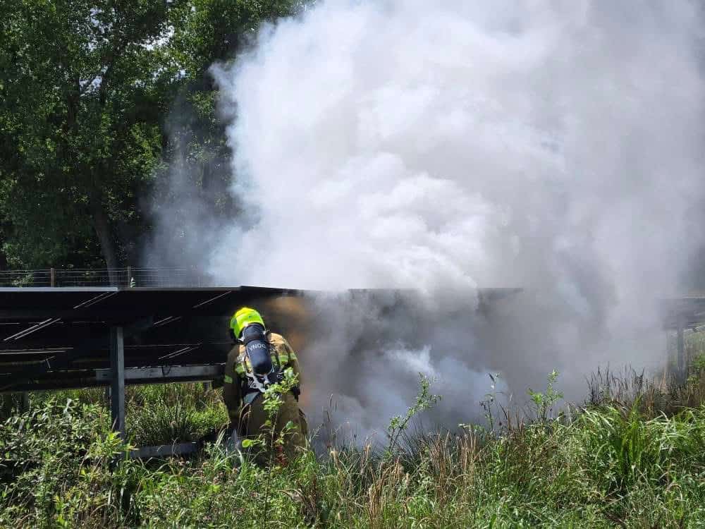 Brandweer blust brand in zonnepanelenpark aan Ruilverkavelingsweg Neede -