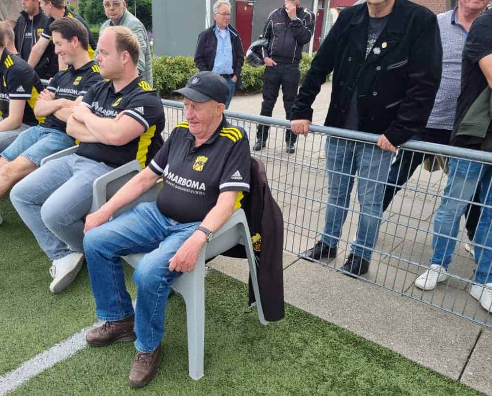 Voetbalwereld reageert geschokt op plotselinge overlijden van “Prutje Peter” Wilfried Hoitink