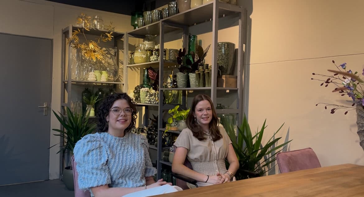 Tweelingzussen Elsbeth en Frederiek openen ‘Bloemsierkunst Floria’ in Neede