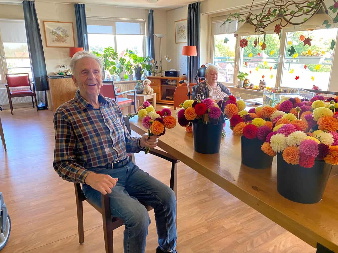 Dahlia’s uit Rekken brengen vreugde naar de bewoners van de Meergaarden in Eibergen