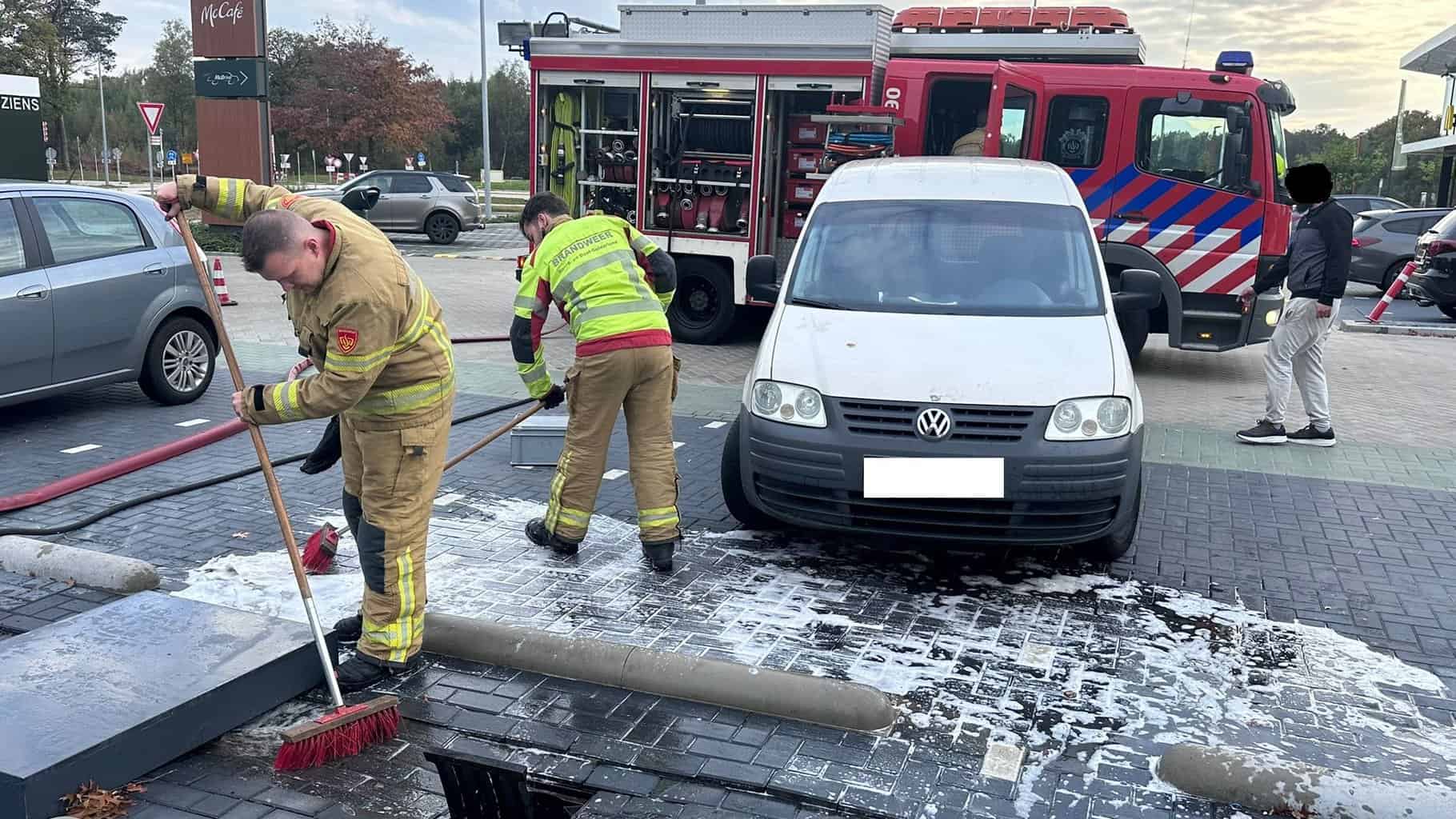 Brandweer Eibergen ruimt brandstoflekkage bij McDonald's op -