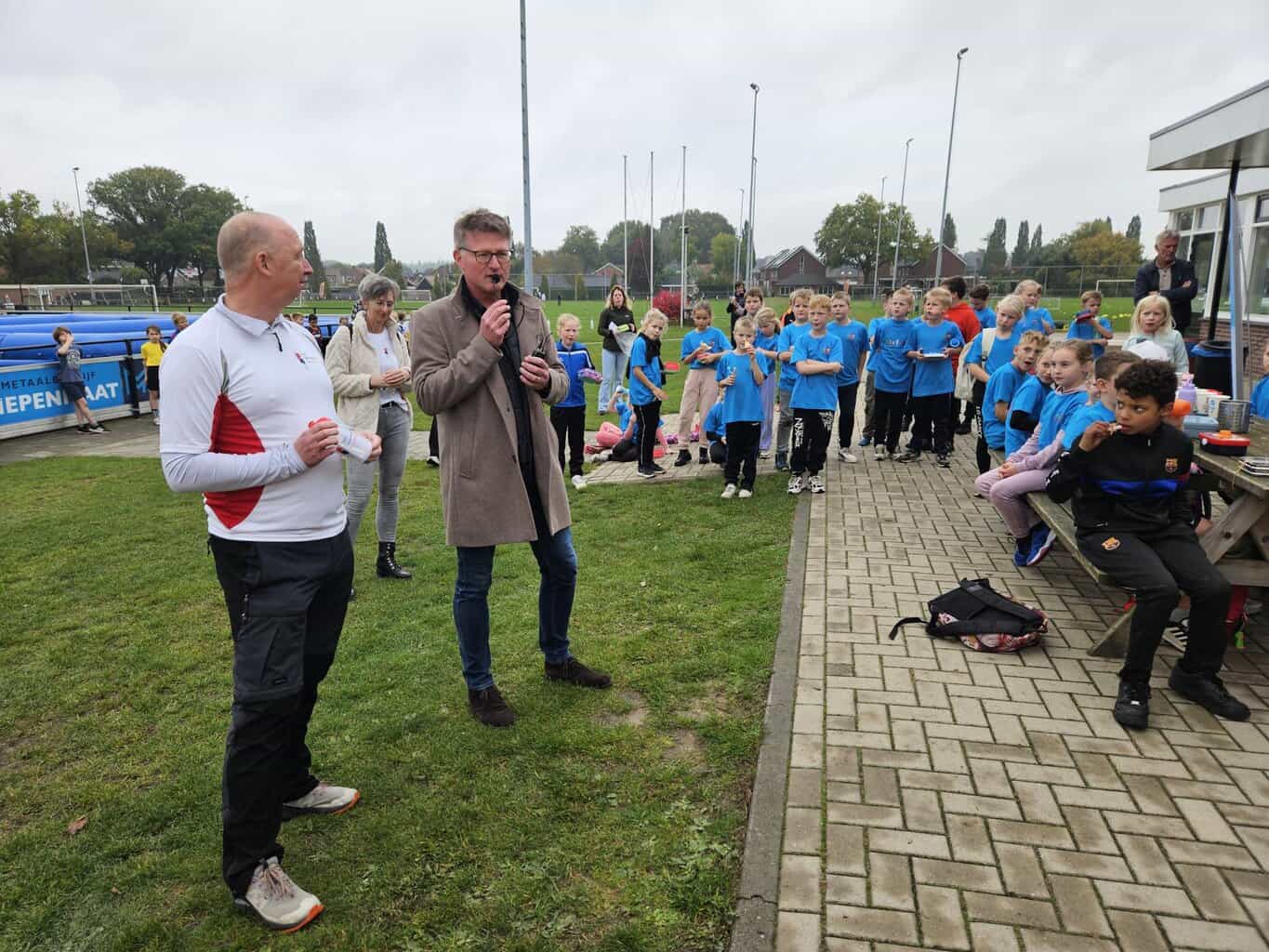 Uitreiking bidons van de Tom Dimmendaal Foundation aan ruim 400 Needse leerlingen