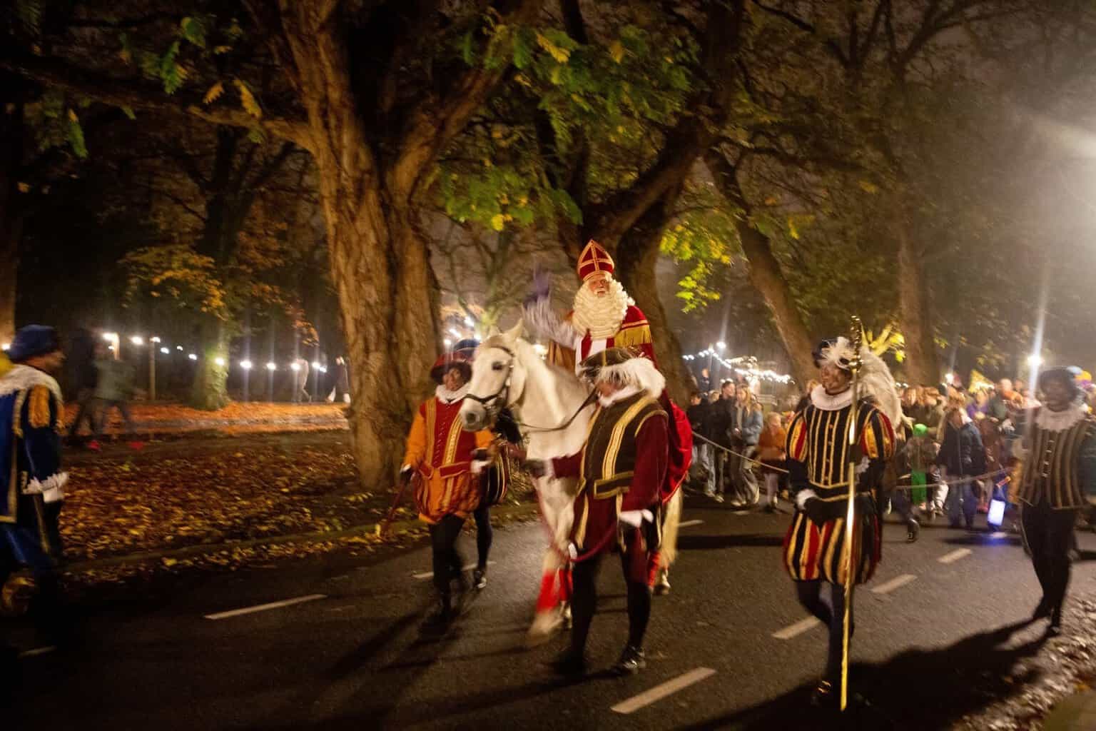 Publiek komt in grote getale naar avondintocht Sinterklaas in Borculo -