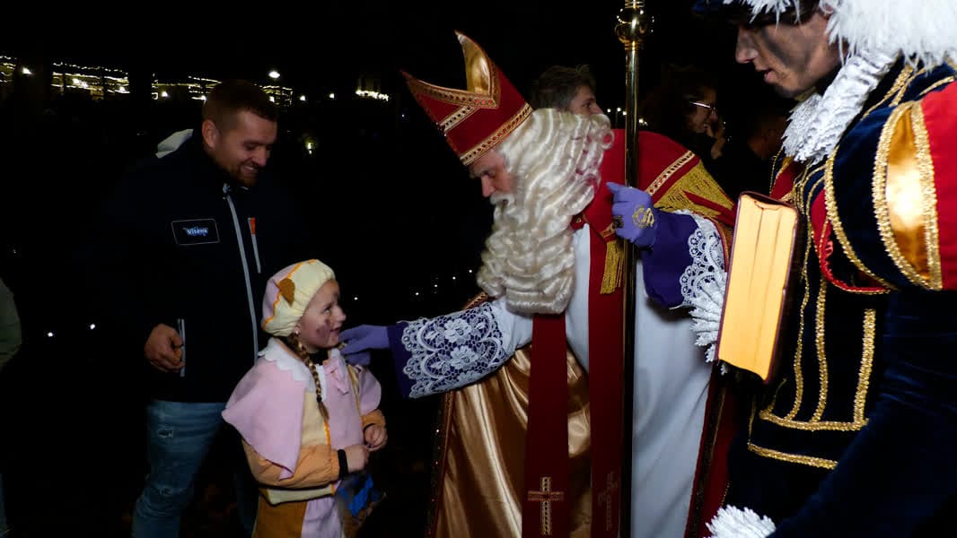 Duizenden lampjes en enthousiaste bezoekers ontvangen Sinterklaas in Borculo -