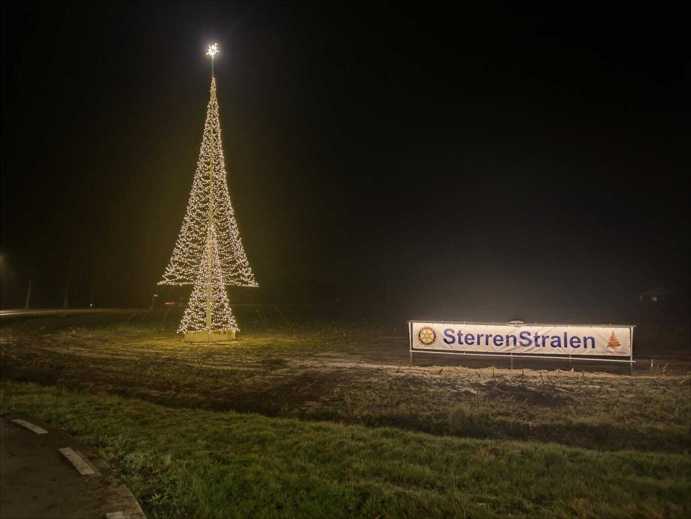 Kerstactie SterrenStralen van start met 5200 lichtjes op kruising Eibergen-Neede-Haaksbergen