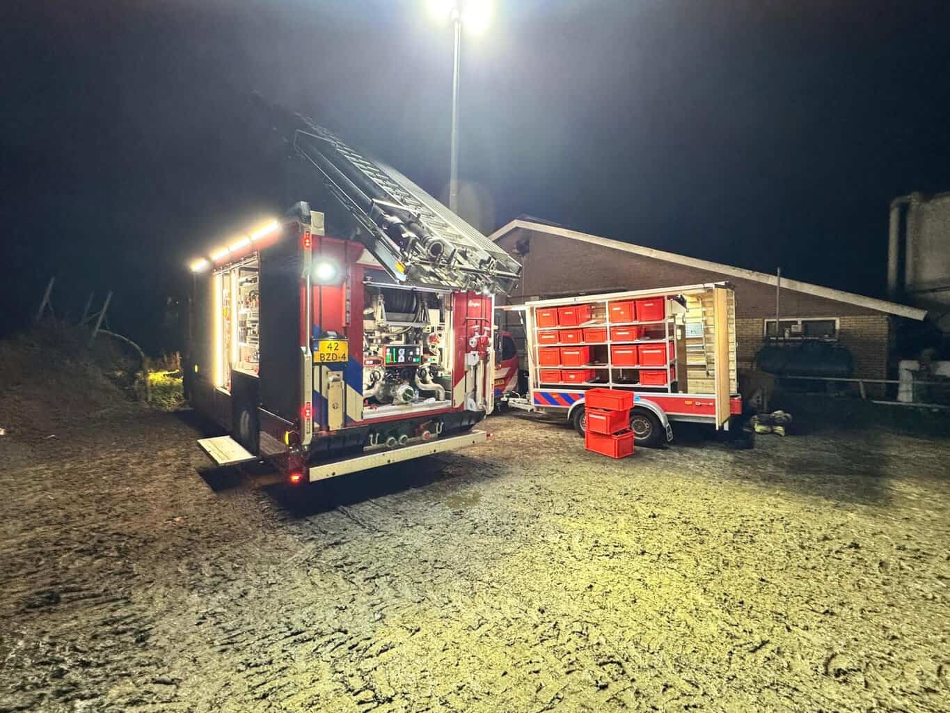 Brandweer Ruurlo haalt koe uit gierput