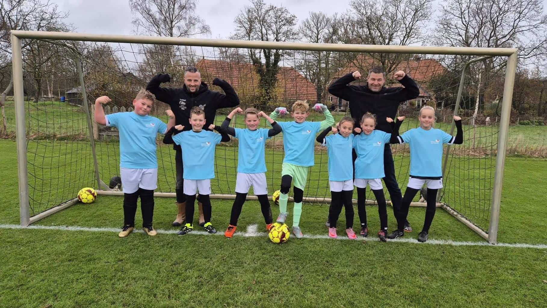 Speciale shirts voor Hugo en Merel: Sportclub Neede steunt Spieren voor Spieren -