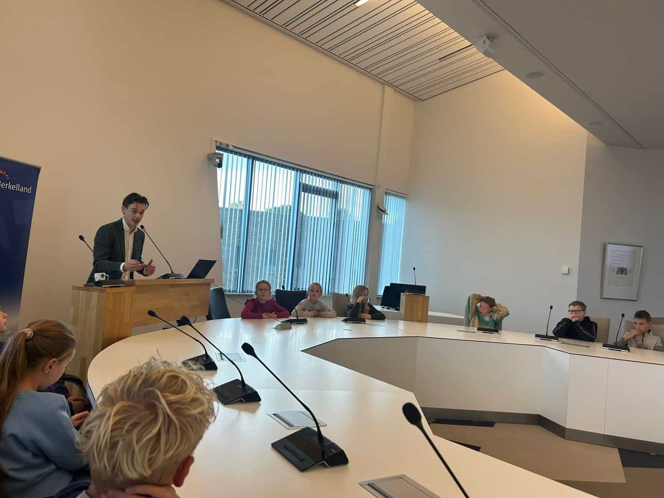 Leerlingen Kisveld Neede bezoeken gemeentehuis