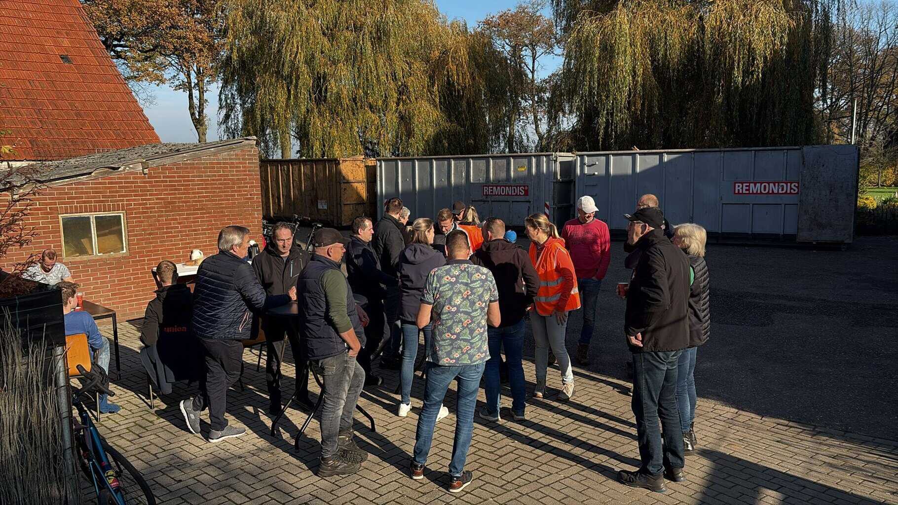 Muziekvereniging De Eendracht zet een nieuwe papiercontainer neer bij het Kulturhus -