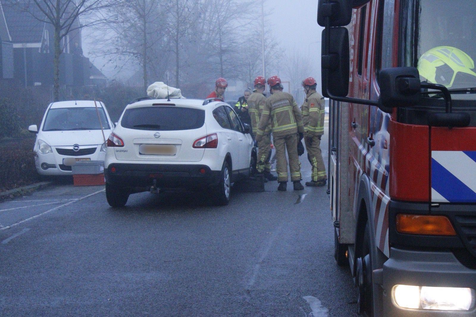 Meerdere voertuigen beschadigd bij ongeval in woonwijk Eibergen, bestuurder gewond