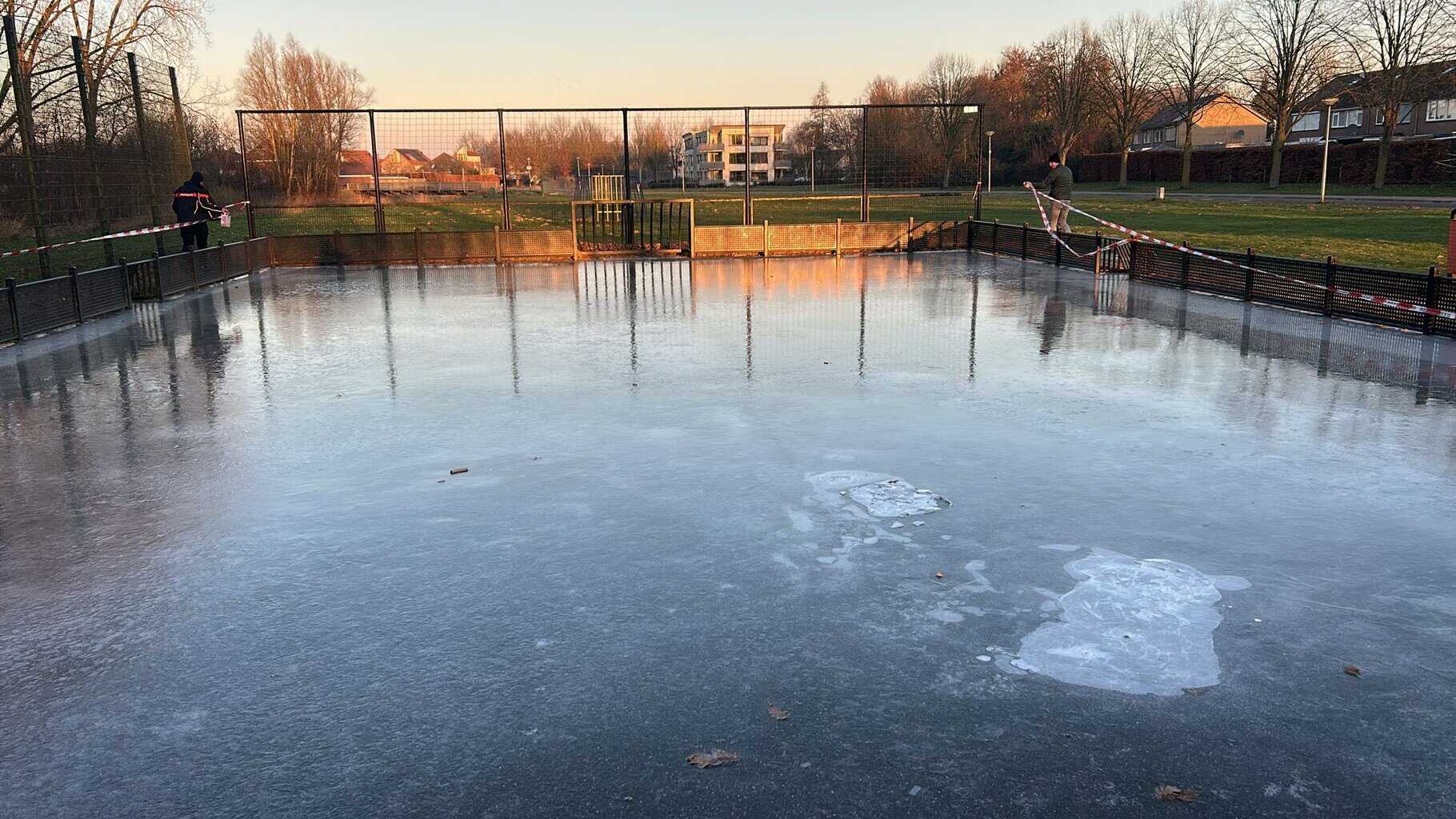 Pannaveldje Borculo omgetoverd tot ijsbaan: schaatsplezier voor kinderen -