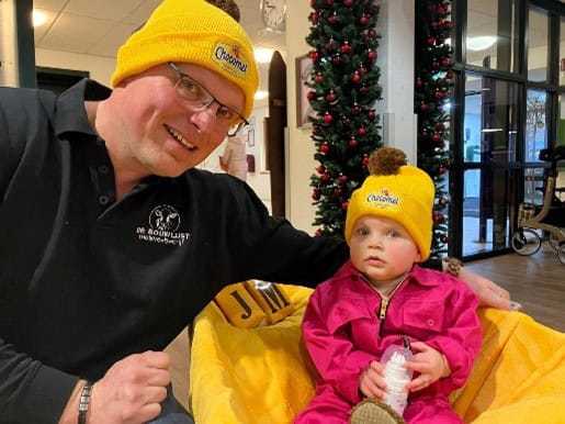 FrieslandCampina-melkveehouder trakteert ouderen in Eibergen op warme Chocomel met slagroom