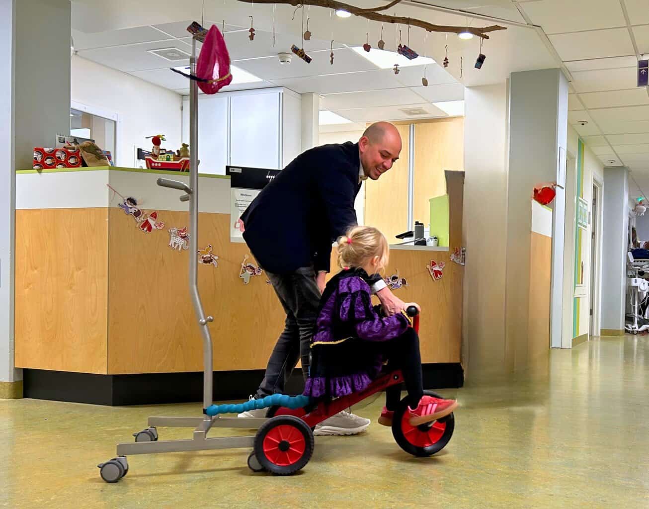 Kind- en Jongerenafdeling Streekziekenhuis Koningin Beatrix ontvangt infuusfiets