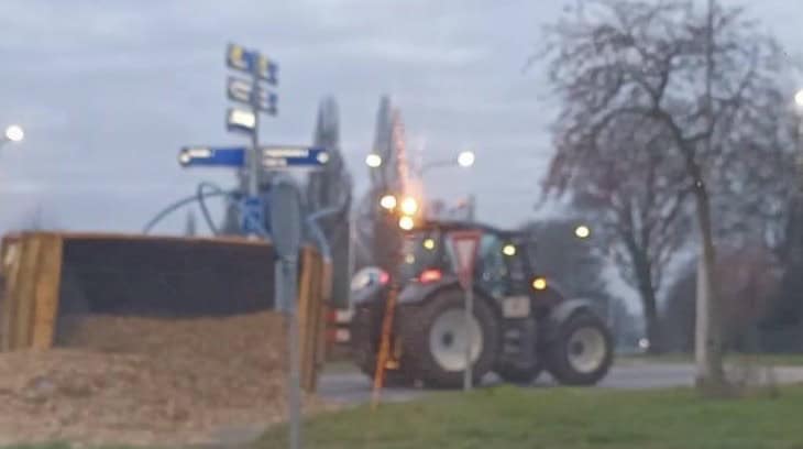 Gekantelde wagen op rotonde in Neede -