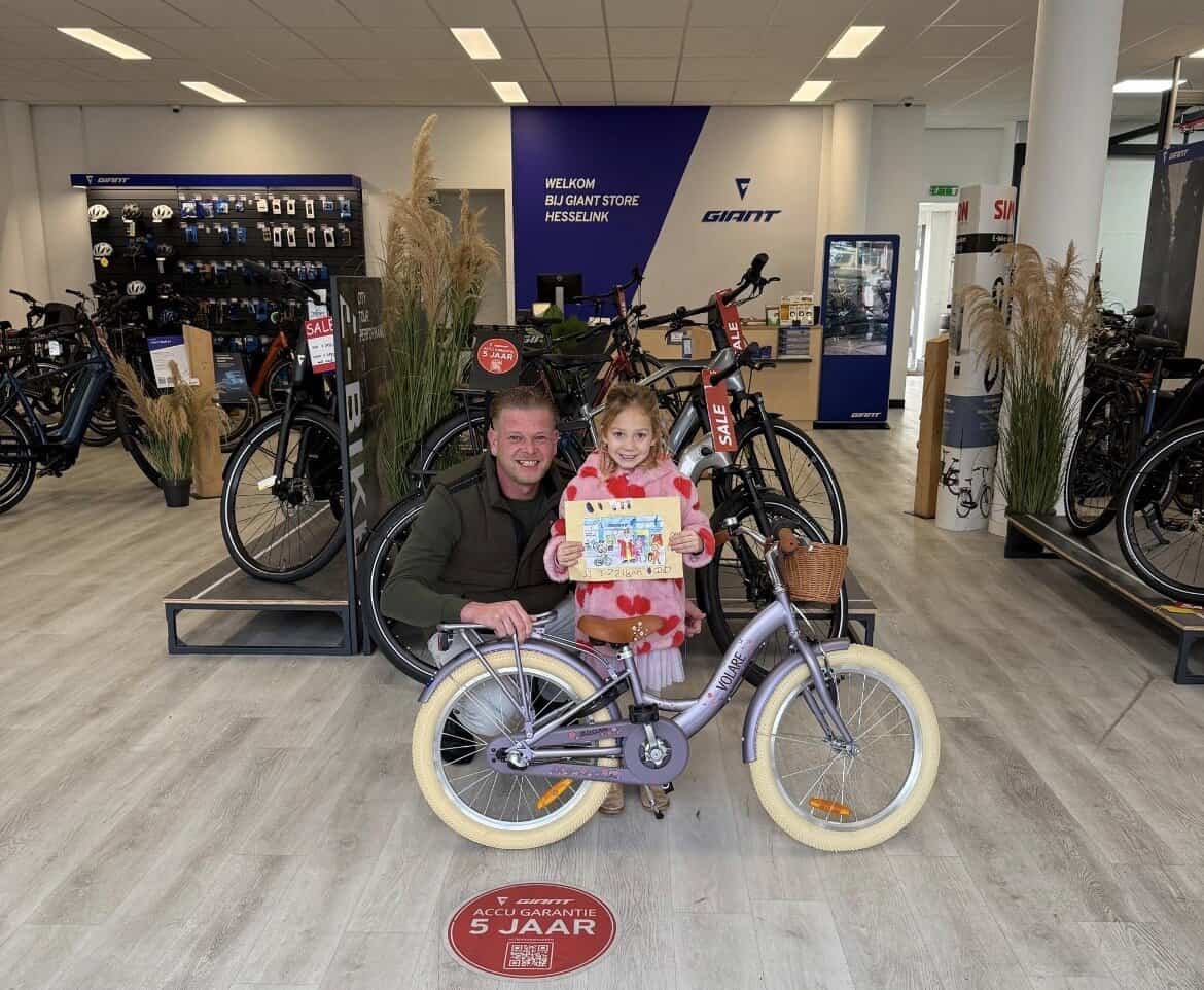 Jazlynn uit Neede maakte mooiste kleurplaat en wint nieuwe fiets bij Giant Store Hesselink