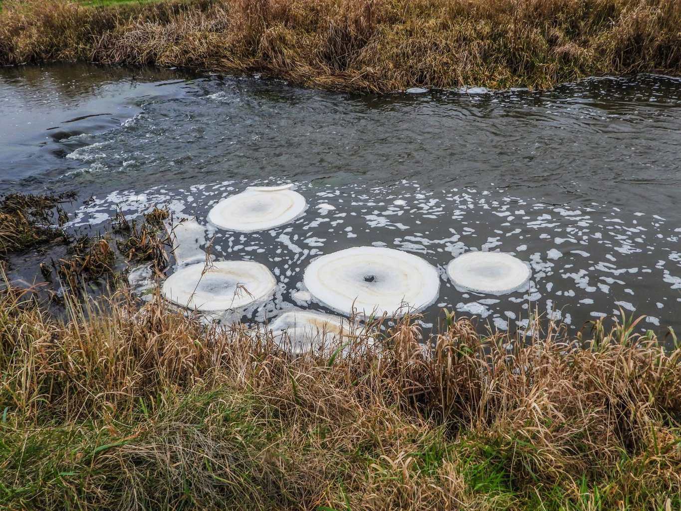 IJspannenkoken zichtbaar op de Schipbeek