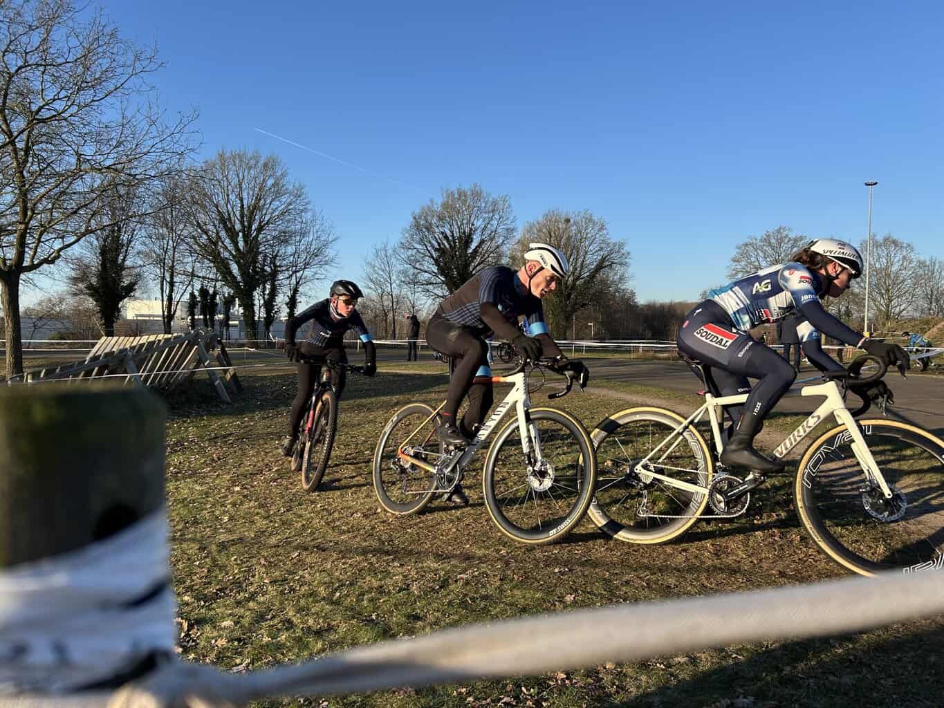 Wielrenners trotseren vrieskou tijdens Kerstcross van Stofwolk