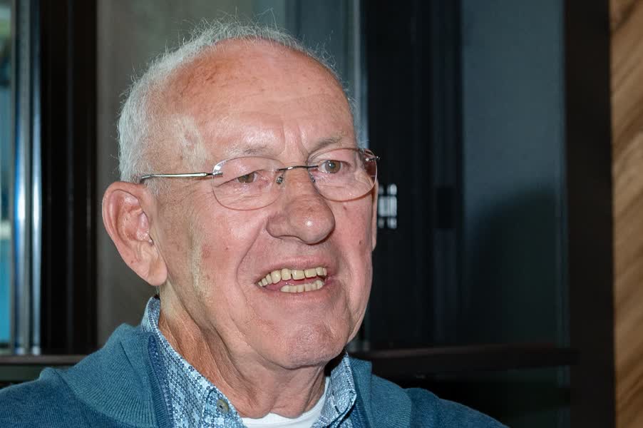 Ap Ruesink uit Ruurlo overleden: geboren boerenzoon en autosponsor groeit uit tot ware Superboer