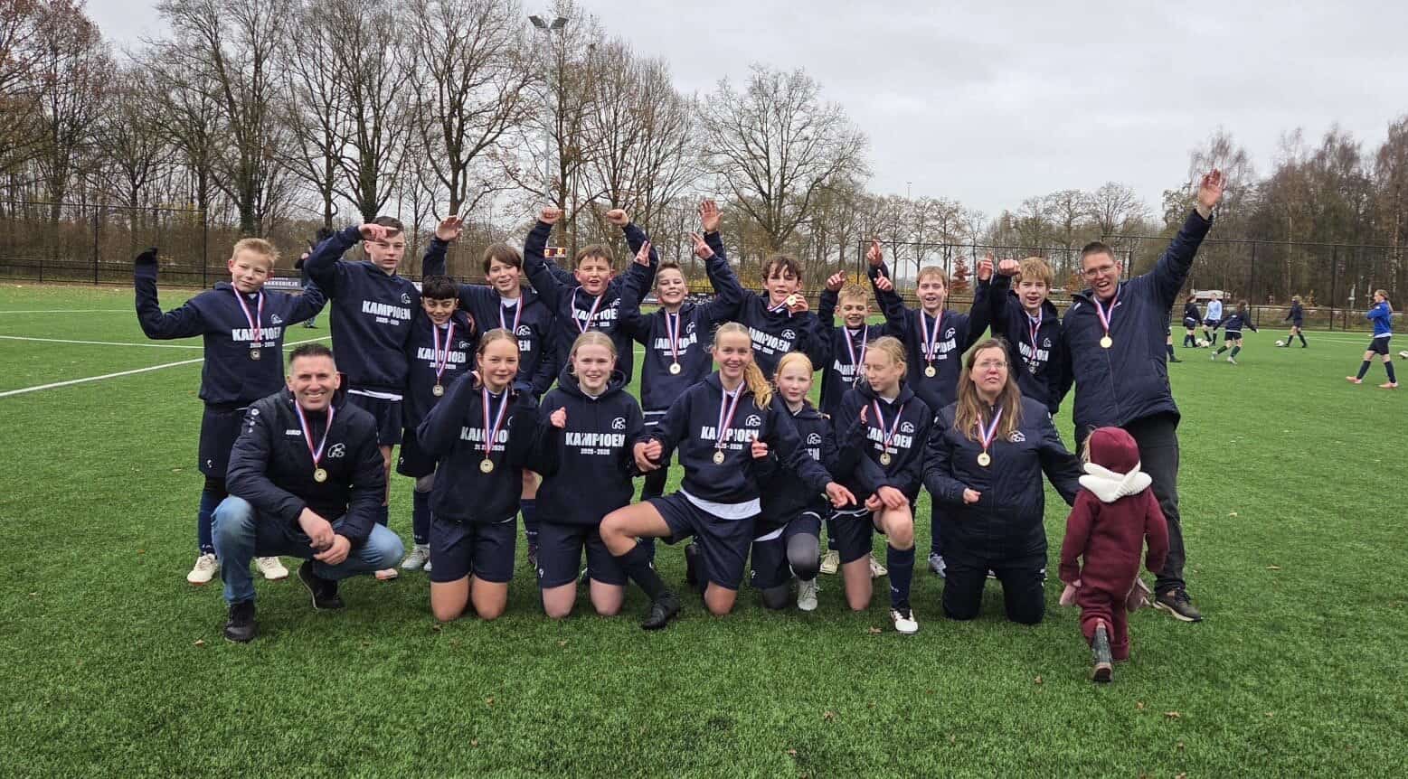 UNO’21 JO13-2 ongeslagen kampioen -