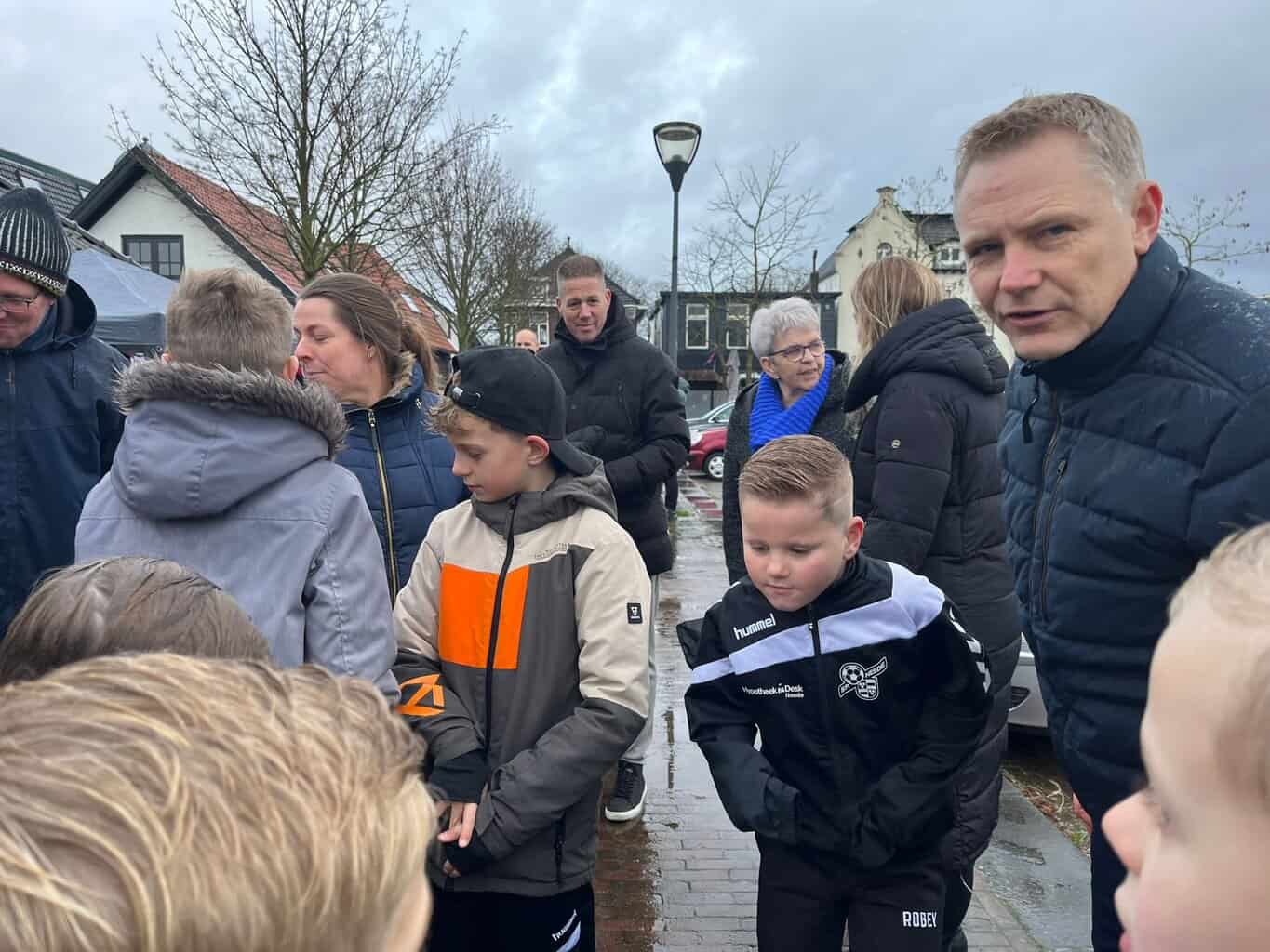 Neede brengt wederom Warme Kerstgroet: Sportief initiatief verbindt jongeren met ouderen -