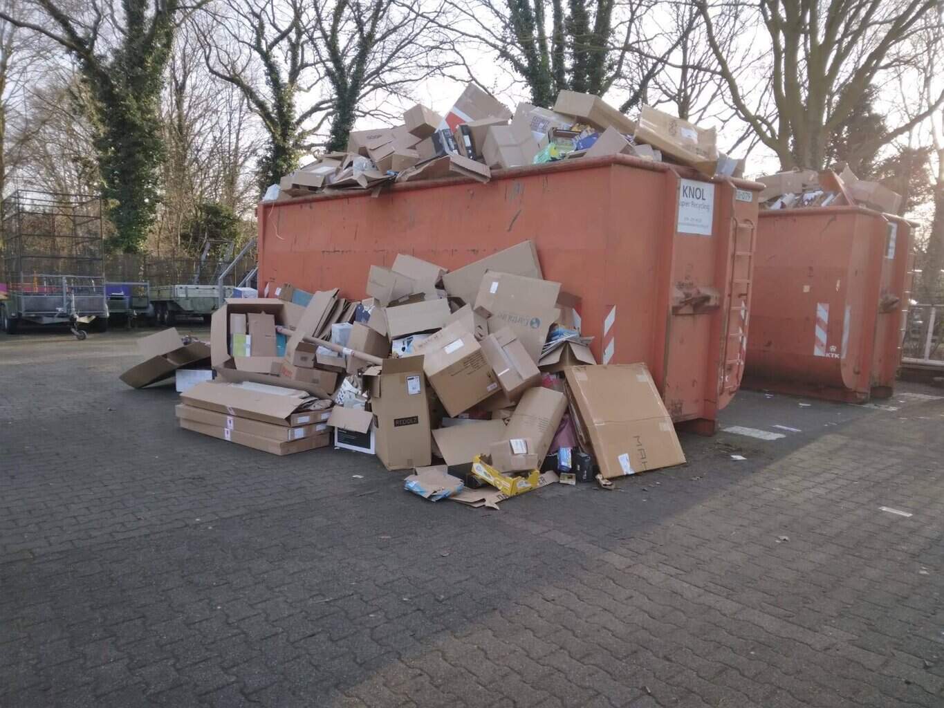 Ruurloërs brengen oud papier massaal naar papiercontainer bij v.v. Ruurlo -