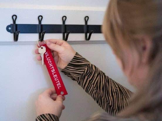 Brandweer Noord- en Oost-Gelderland deelt vluchtsleutelhanger uit aan inwoners -