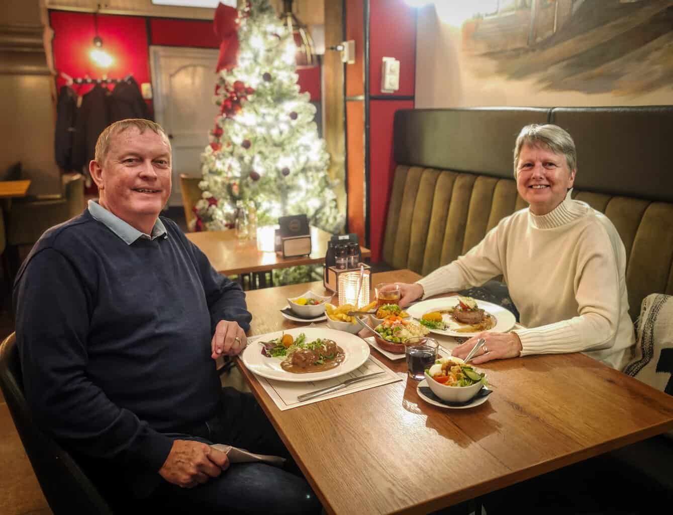 Ruim 45 jaar vriendschap leidt tot mooie wens bij Wensboom SKB Winterswijk