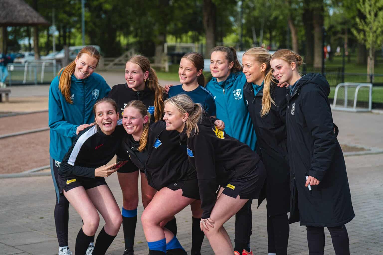 FC Twente Vrouwen geven voetbalclinic voor meiden bij UNO’21 in Borculo -