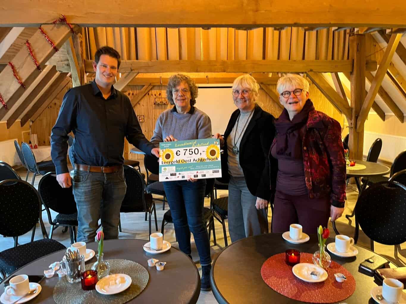 Vijf jaar Zonnebloemlint in Berkelland: donaties voor Electrocar Eibergen en Leergeld Oost-Achterhoe