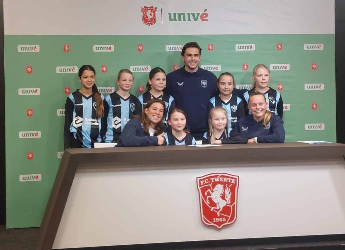FCE Girls tekenen contract voor deelname aan FC Twente Cup