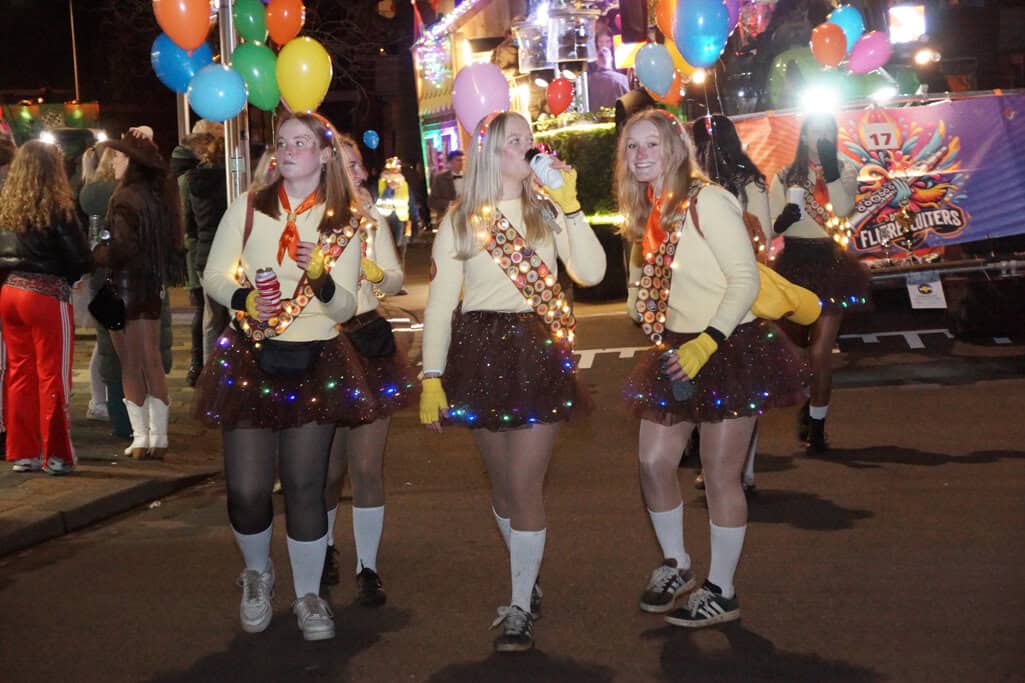 C.V. de Chaoten wint verlichte carnavalsoptocht in Eibergen -