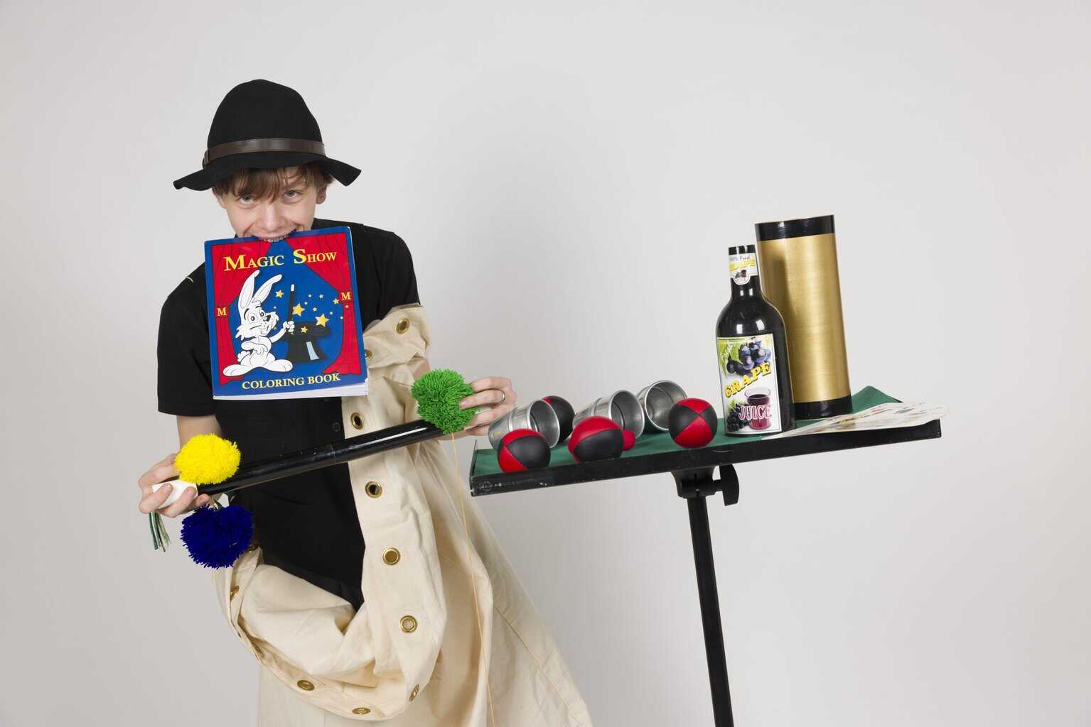 Goochelaar en ballonkunstenaar Sake brengt magische middag naar Brandweermuseum Borculo