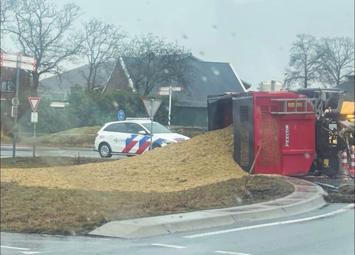 Wagen gekanteld op rotonde bij Rietmolen -